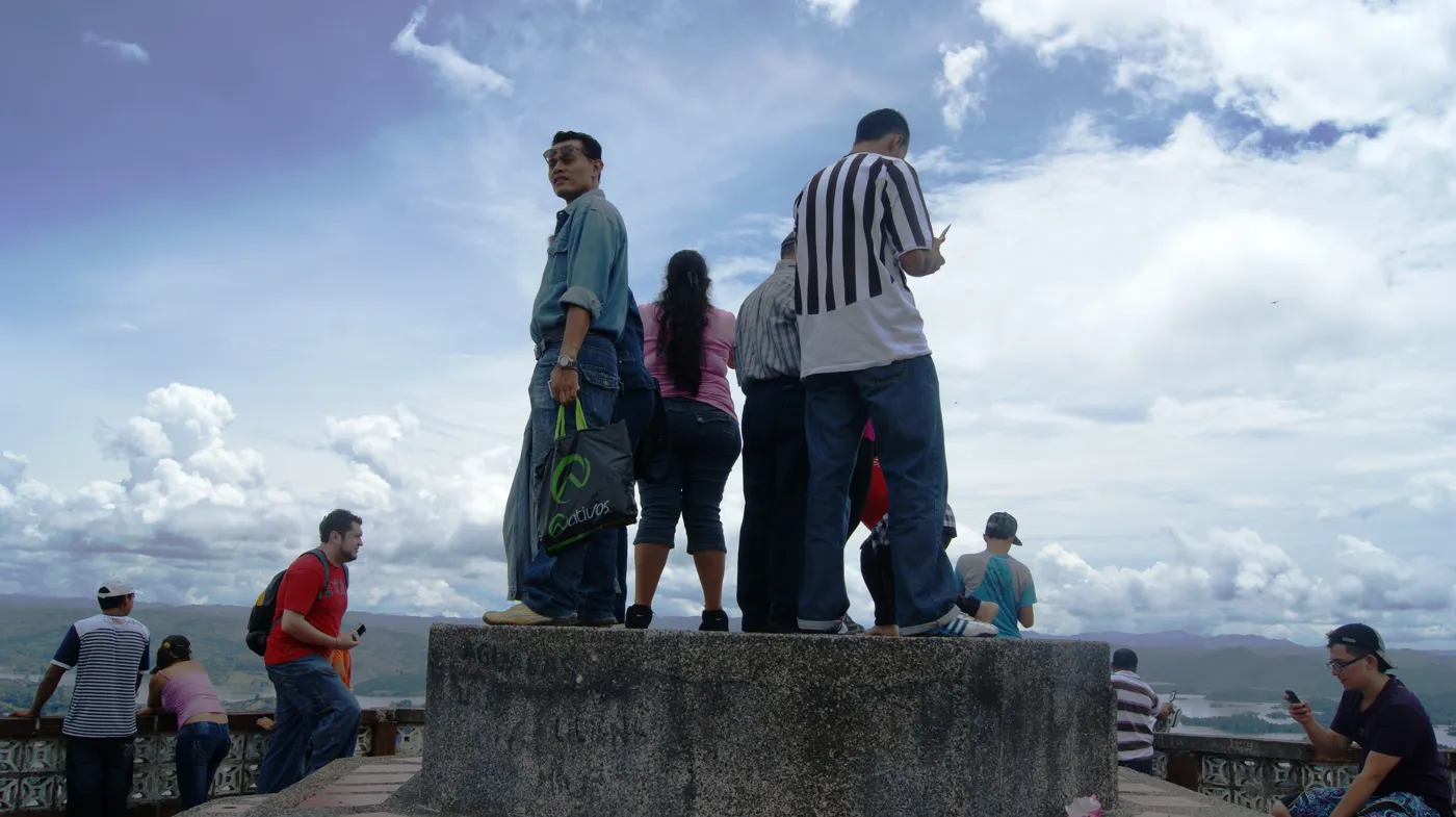 Visitantes en la plataforma de la cima de la Piedra del Peñol