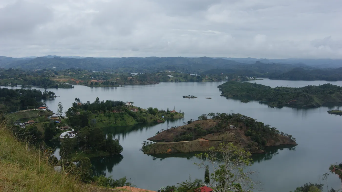 Embalse Peñol-Guatapé con lomas verdes y brazos de agua entre las montañas