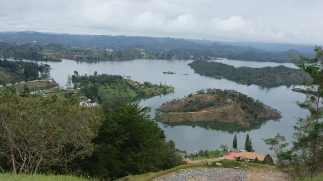 Islas verdes en el embalse Peñol-Guatapé
