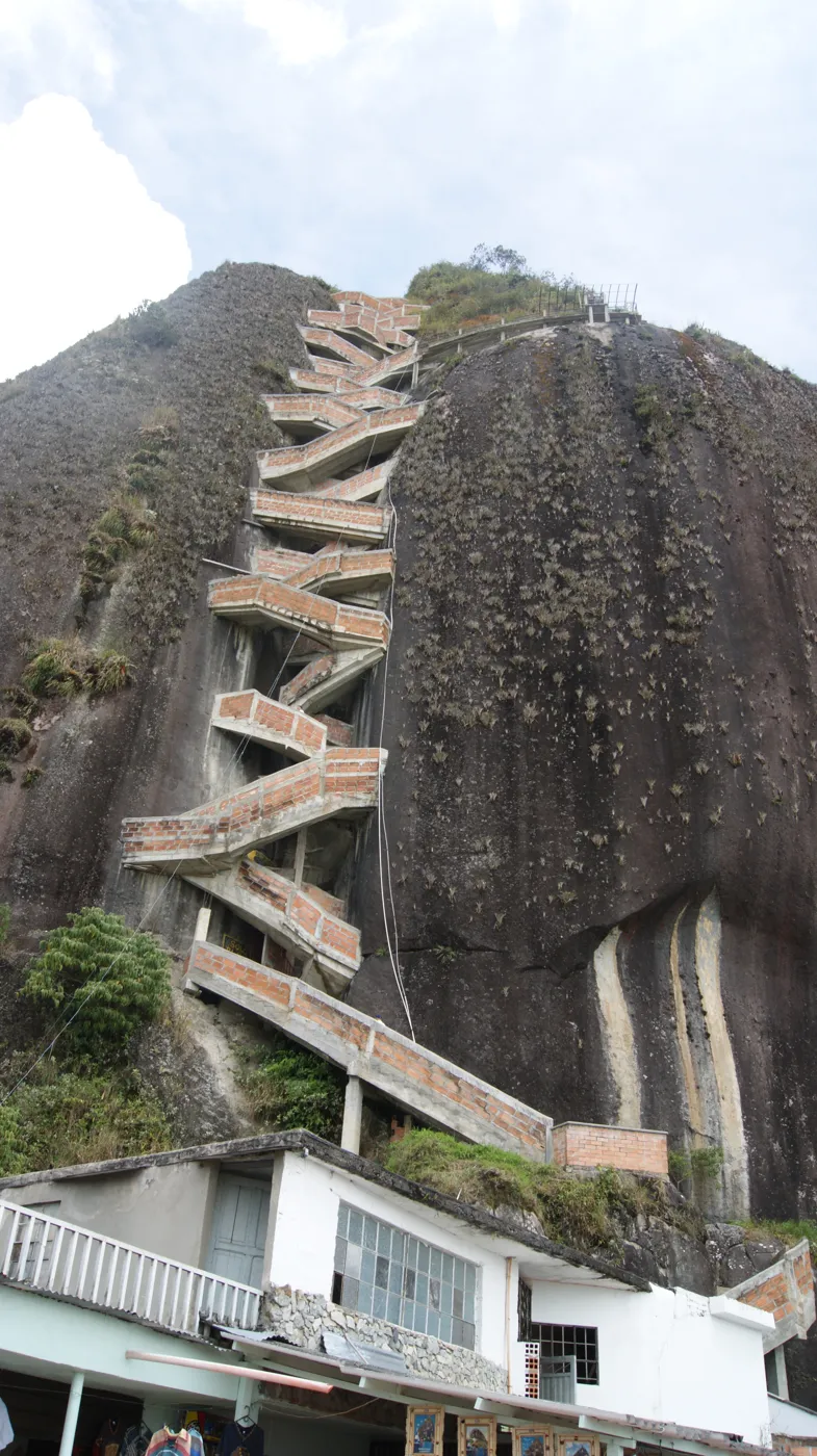 Tramos de escalera en zigzag sobre la cara de la Piedra del Peñol