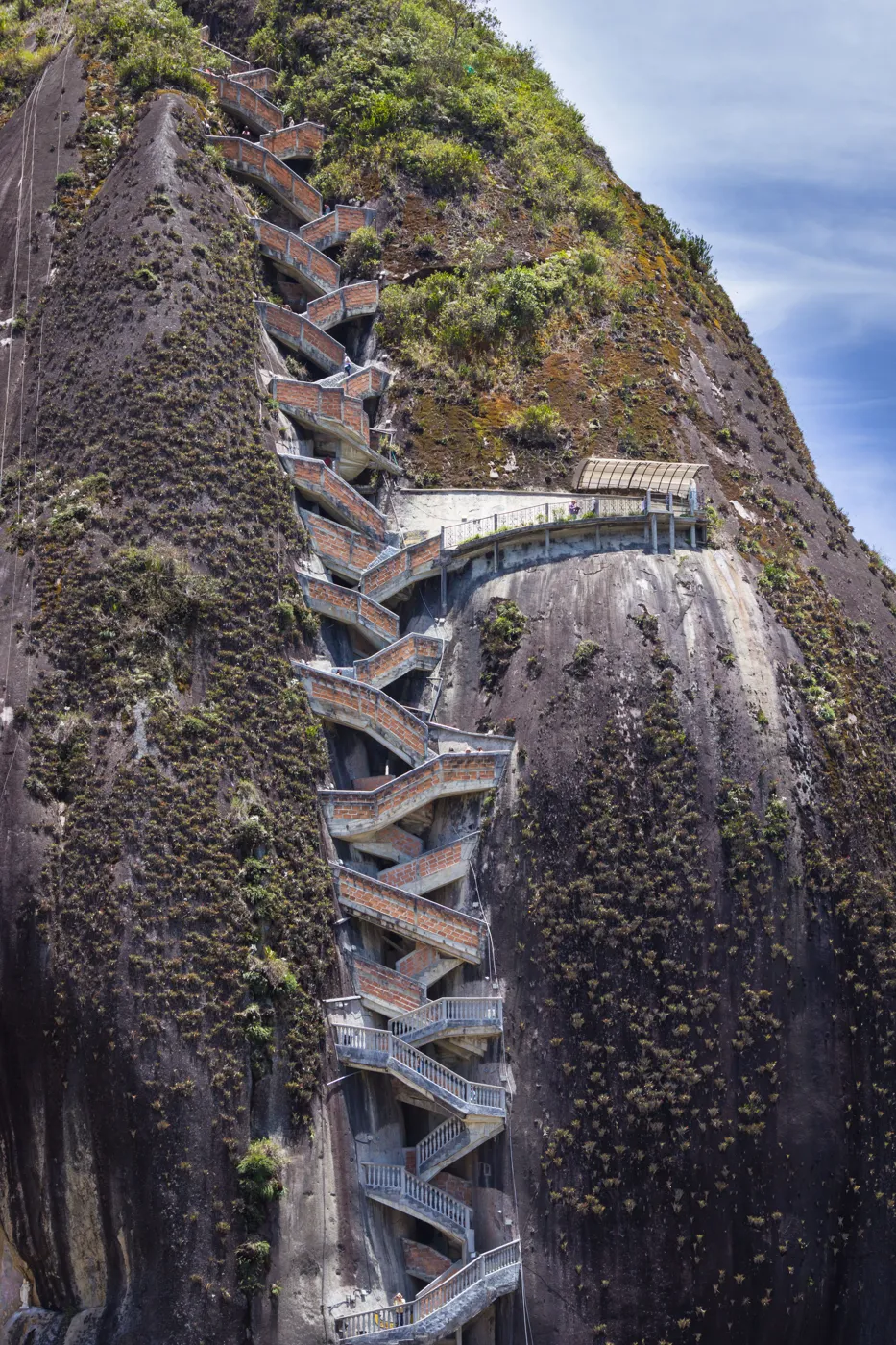 Escalera de la Piedra del Peñol vista de cerca, subiendo por la grieta de la roca