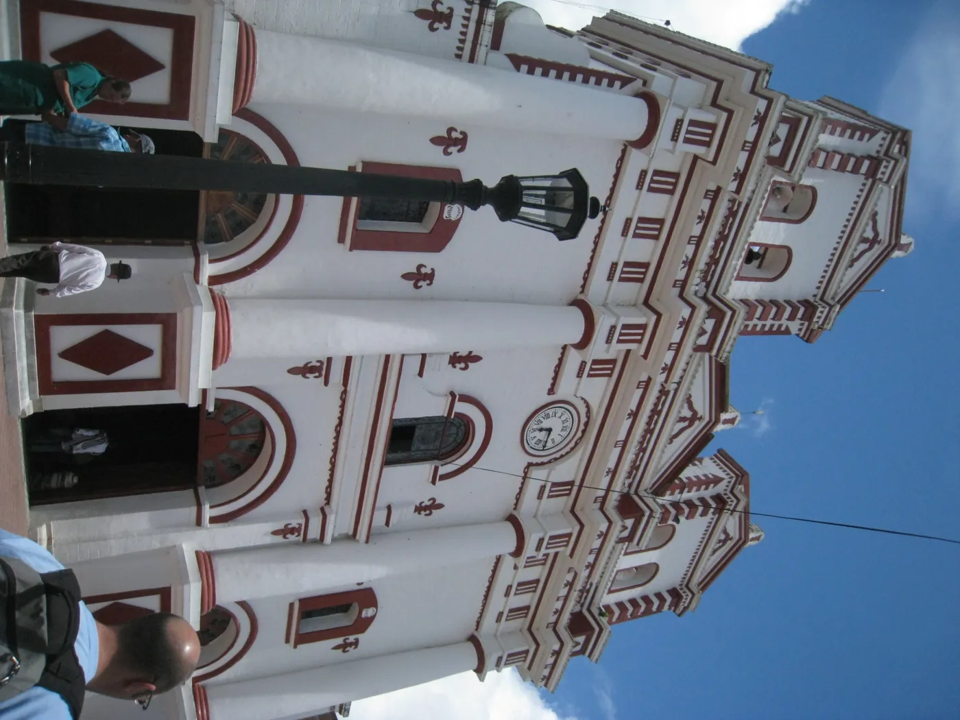 Fachada blanca con detalles rojos de la iglesia de Guatapé