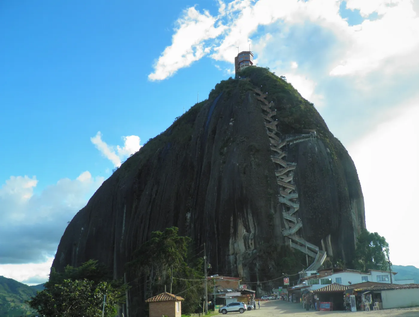 La Piedra del Peñol vista desde abajo con la escalera pegada a la roca