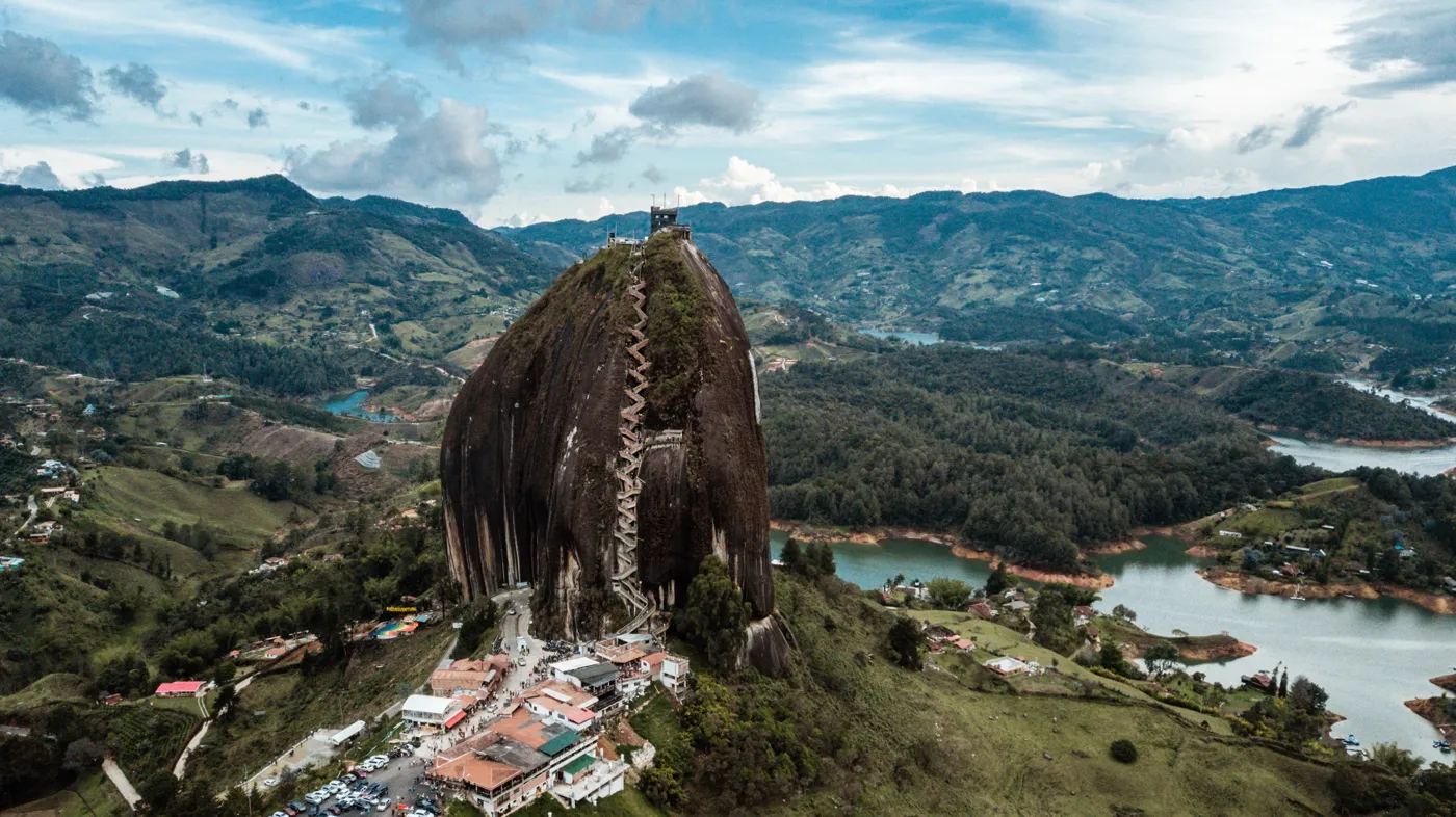 La Piedra del Peñol vista desde un dron, rodeada por el embalse y sus islas verdes
