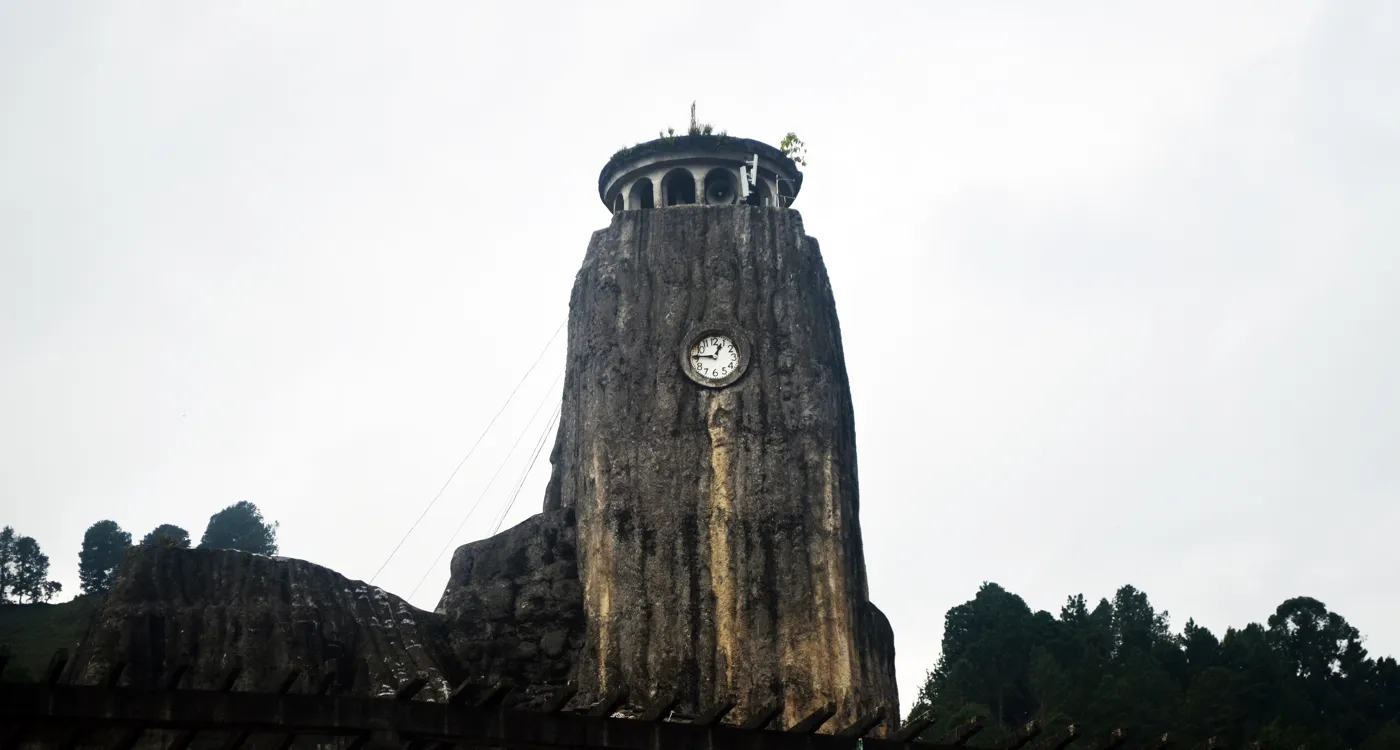 Iglesia de El Peñol de arquitectura moderna con una torre en forma de roca
