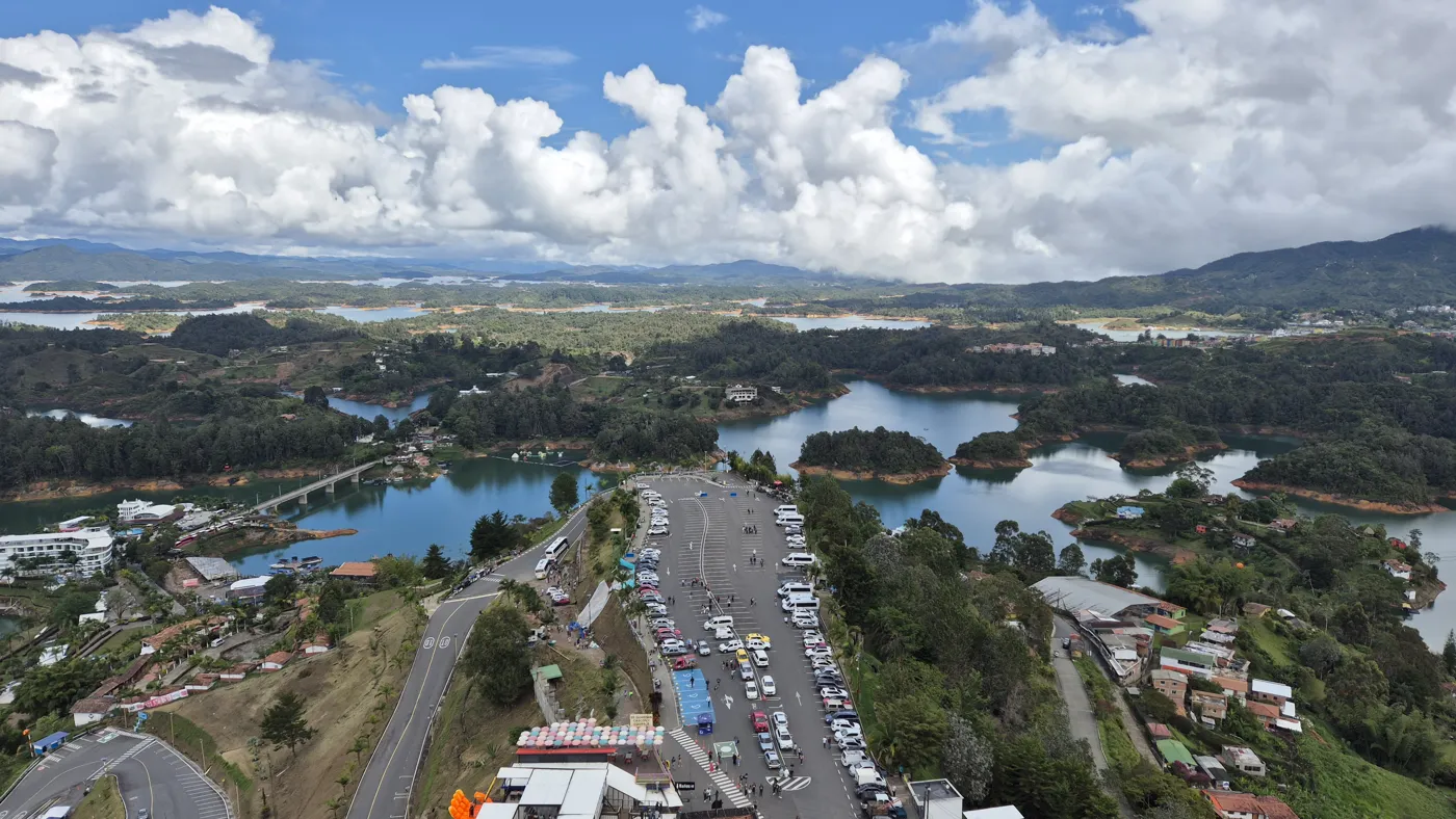 Vista desde la cima de la Piedra del Peñol hacia el embalse, las islas y la carretera