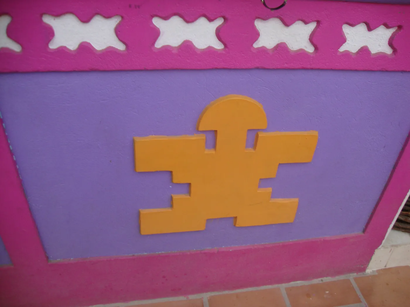 Zócalo morado con una figura humana estilizada en amarillo